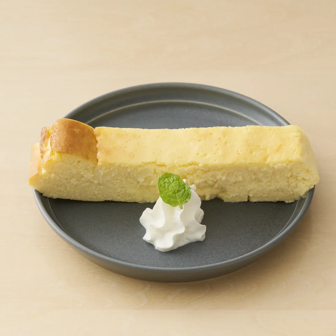 生クリームを添えた濃厚ベイクドチーズケーキ