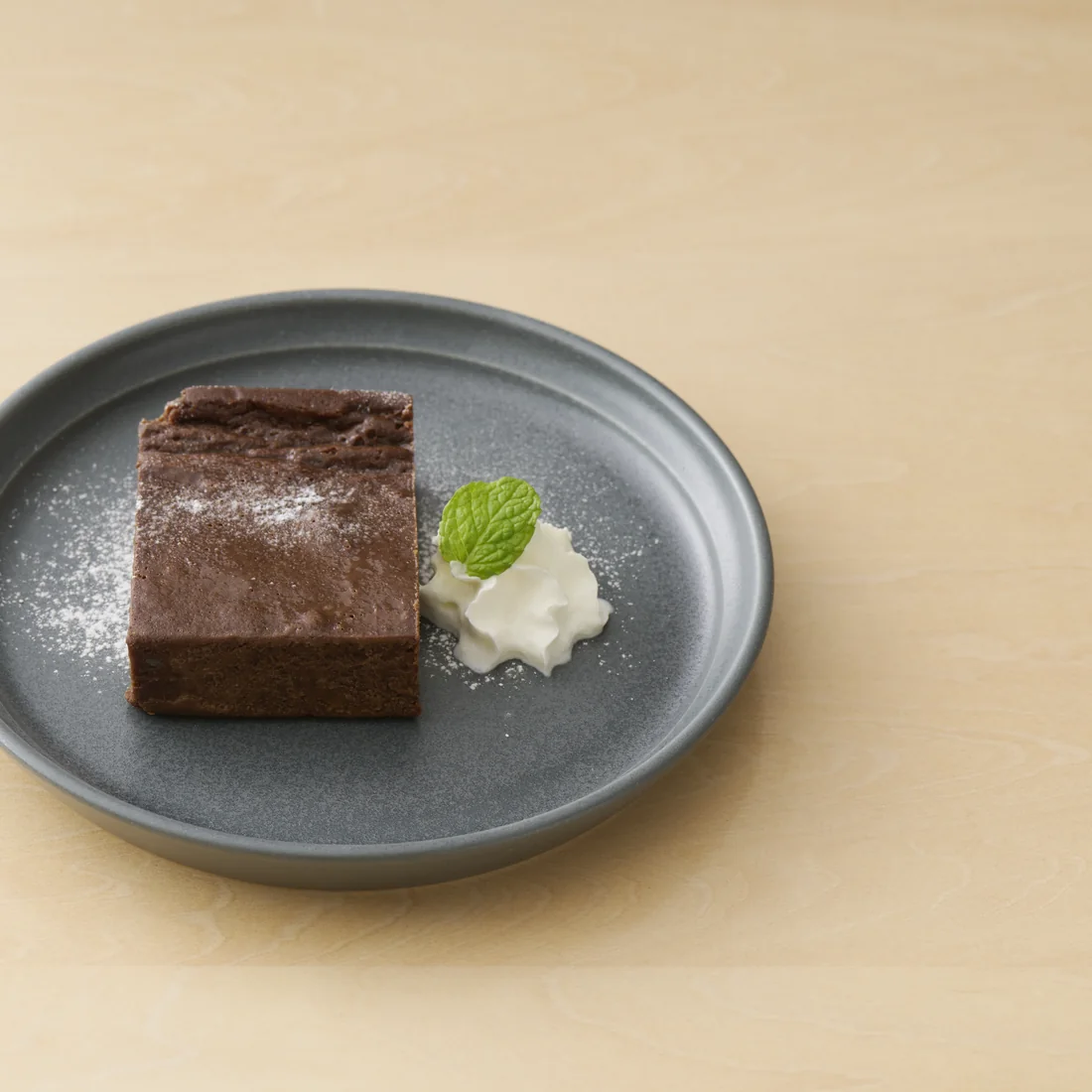 粉糖をふった濃厚ショコラテリーヌ